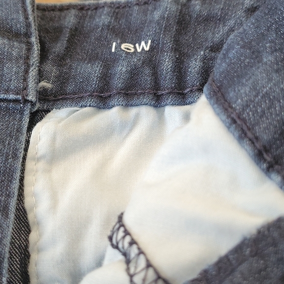 St John's Bay dark wash capris perfect for spring and summer. - Picture 2 of 3